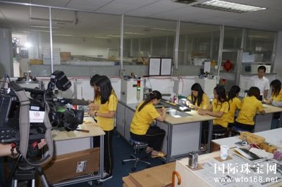 【今日新聞】新時(shí)代 &ldquo;星&rdquo;發(fā)展 --深圳衛(wèi)視采訪星光達(dá),聚焦傳統(tǒng)文化產(chǎn)業(yè)發(fā)展_國(guó)際珠寶網(wǎng)-全球最大的珠寶門(mén)戶網(wǎng)站。提供及時(shí)的行業(yè)動(dòng)態(tài)、黃金價(jià)格和珠寶加盟等資訊。